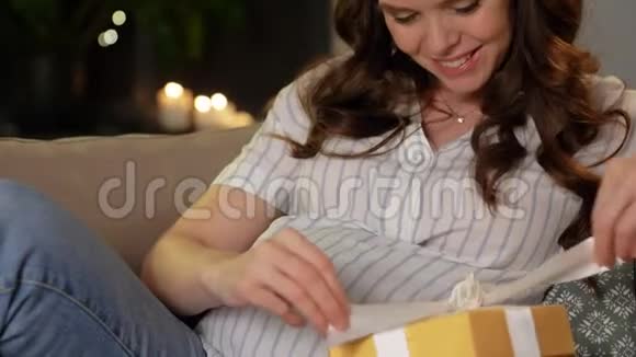 带礼品盒的快乐微笑孕妇视频的预览图