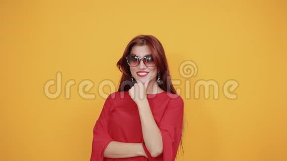 高兴的红色女士享受她的太阳镜因为她的眨眼是好的视频的预览图