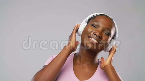 戴耳机听音乐的非洲女人视频的预览图