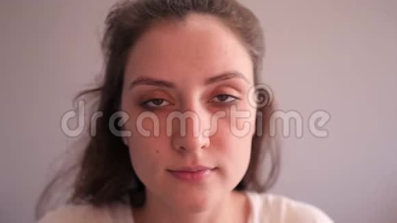 可爱的年轻女性干净的面部皮肤用棉垫从眼睛上卸妆去妆剂美容护肤视频的预览图