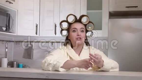 另外一个穿着浴袍头上有卷发情绪激动的女孩对着镜头说话视频的预览图