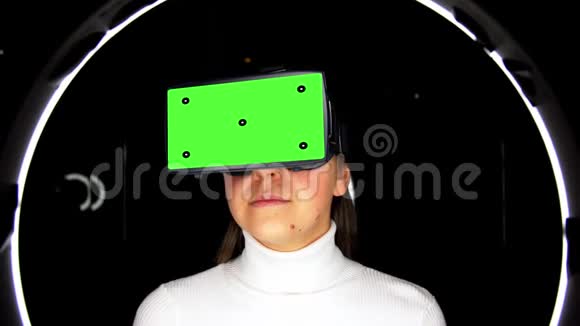 戴着vr眼镜的女人用黑色照明视频的预览图
