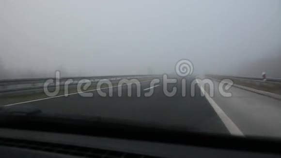 高速公路上的雾视频的预览图