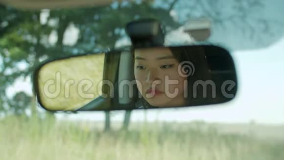 在汽车后视镜里看反光的女人视频的预览图