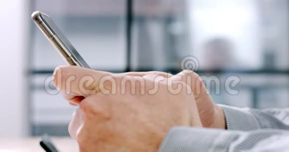 商人在智能手机上打字视频的预览图