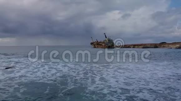 飞越大海船搁浅视频的预览图