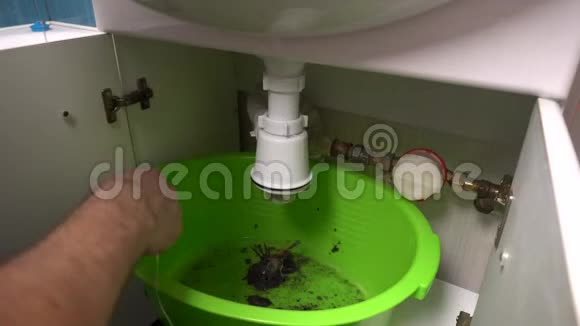 堵塞水槽管道一个男水管工把浴室水槽里堵塞的管道移走发垃圾在虹吸快关门视频的预览图