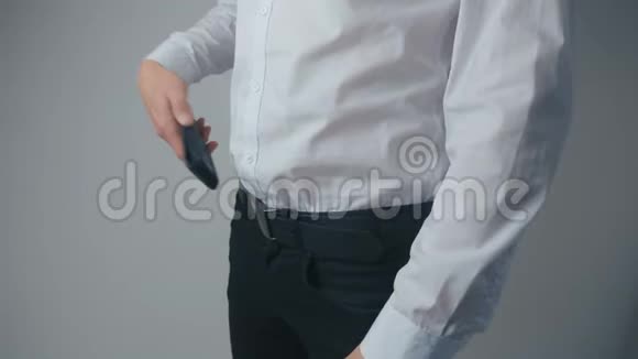 一个男人的特写手拿着皮钱包空无钱贫困的概念穿白色衬衫的商人视频的预览图