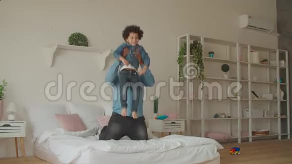 快乐的黑人父子跳床视频的预览图