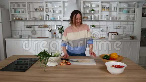 在厨房跳舞切菜的女孩视频的预览图