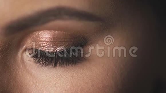 贴合女性眼部美丽亮丽的化妆护肤化妆品睫毛膏女性睫毛蓬松的眉毛完美的时尚容颜视频的预览图