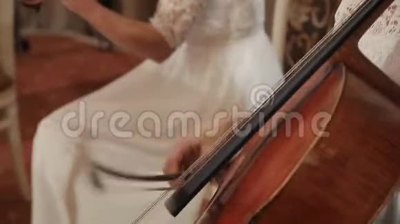 在音乐会上拉弓的女孩拉大提琴视频的预览图