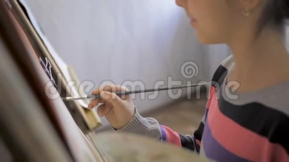 孩子的手特写在画布上画一幅画儿童创造力视频的预览图
