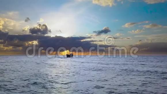 飞越大海船搁浅视频的预览图