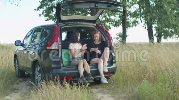 女游客在旅途中休息视频的预览图