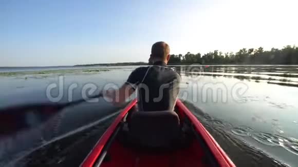 在河上漂浮的皮艇上的人视频的预览图