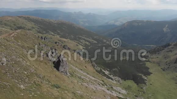 山之间的山谷风景视频的预览图