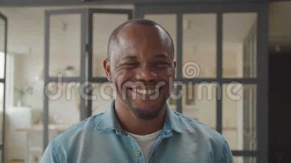 开朗的非洲男人眨着眼睛开心地笑视频的预览图