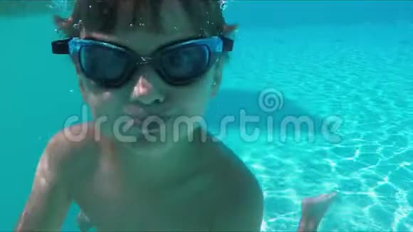 小男孩在水池里潜水做鬼脸视频的预览图