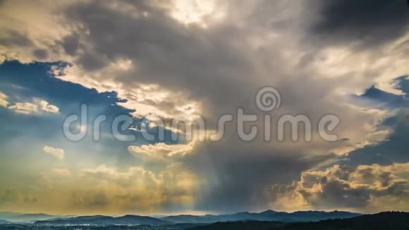 太阳在天上的云彩中闪耀上帝的祝福时间的流逝视频的预览图