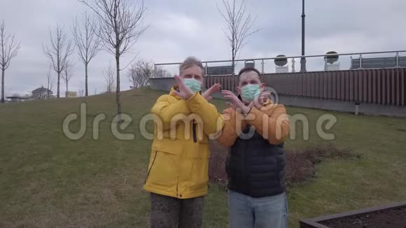 两名戴医药面具的男子举手抗议疾病的蔓延视频的预览图