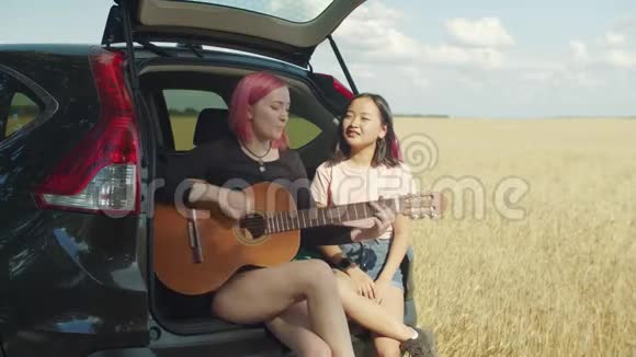 带着吉他享受音乐的快乐女性视频的预览图