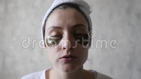皮肤护理去除眼下的补丁经过一个提升程序美容养生理念美丽的女人视频的预览图