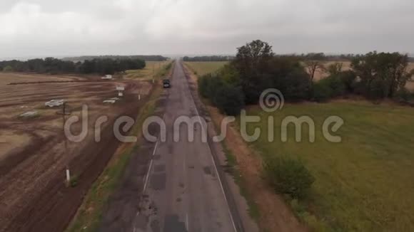 贫穷的农村公路和卡车视频的预览图