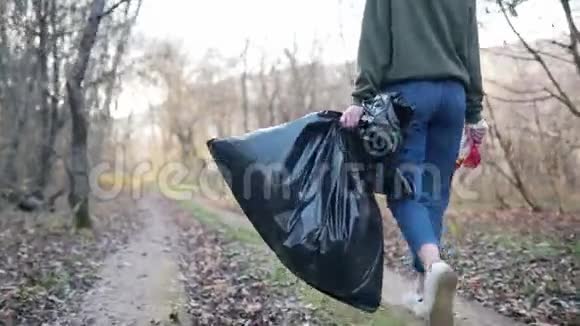自然和环境的污染女腿一个黑色的大垃圾袋人工污染的概念视频的预览图