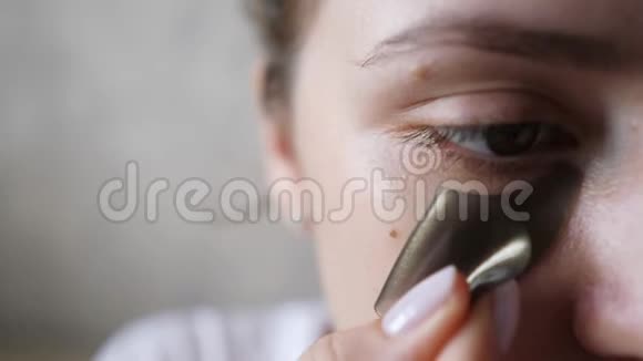 在一个年轻女人的特写眼下敷贴美丽和健康肿胀的皮肤后眼睛视频的预览图