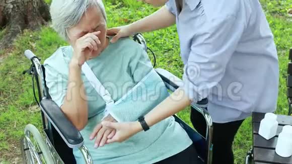 亚洲老年妇女哭哭啼啼胳膊肘骨折骨头断了老人因意外受伤穿着吊带拖鞋视频的预览图