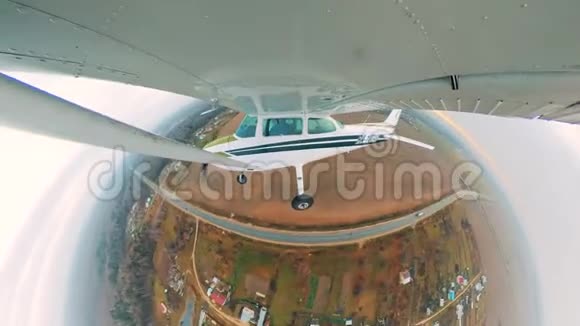 低飞的轻型飞机视频的预览图