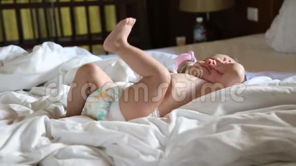 小婴儿躺在床上哭着淘气因为他真的想吃东西在等他的母亲视频的预览图