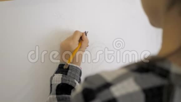 儿童的手用铅笔画一幅画视频的预览图