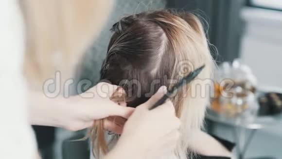 美发师手特写年轻女性头发护理程序视频的预览图