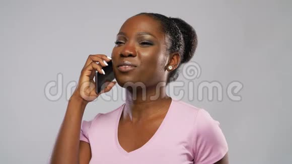快乐的非裔美国女人打电话给智能手机视频的预览图