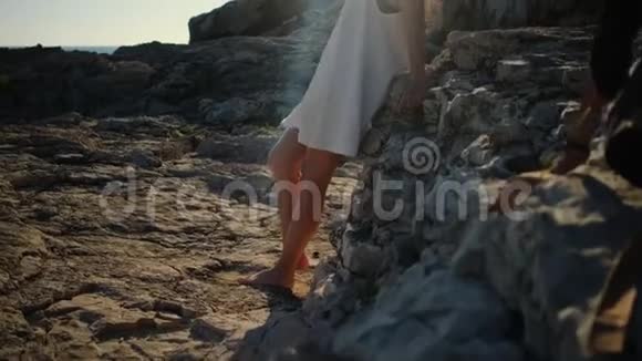 夏天妇女靠在海边的玄武岩上视频的预览图