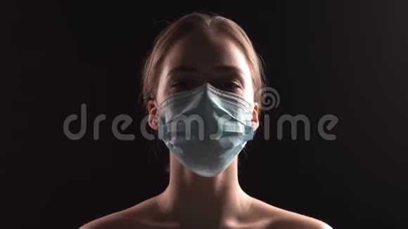 一个年轻的女孩或女医生病人戴着外科口罩正在遭受致命的电晕病毒感染视频的预览图