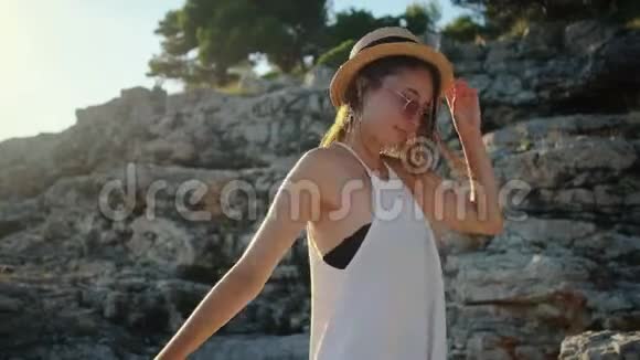 夏日里女人在岩石上旋转跳舞视频的预览图