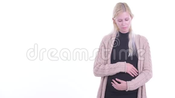 穿着紧身衣的年轻金发孕妇向后展示视频的预览图