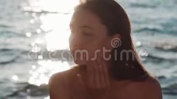 女人在面部皮肤上涂晒后的奶油视频的预览图