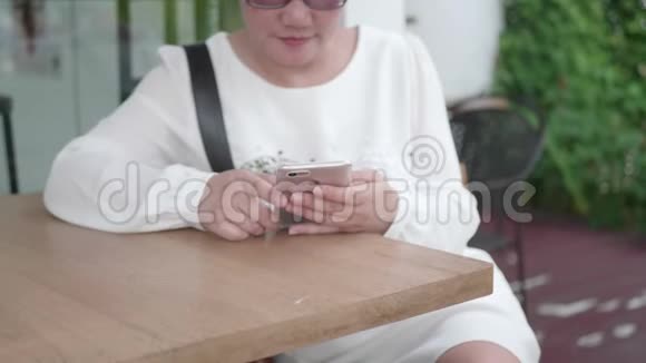女人用智能手机聊天视频的预览图