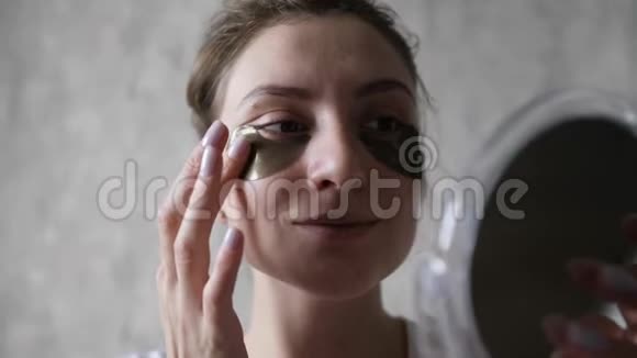 快乐女孩应用生物化妆品天然保湿补丁在眼睛下面部护理提升凝胶视频的预览图