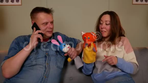 夫妻俩在客厅玩娃娃手套视频的预览图