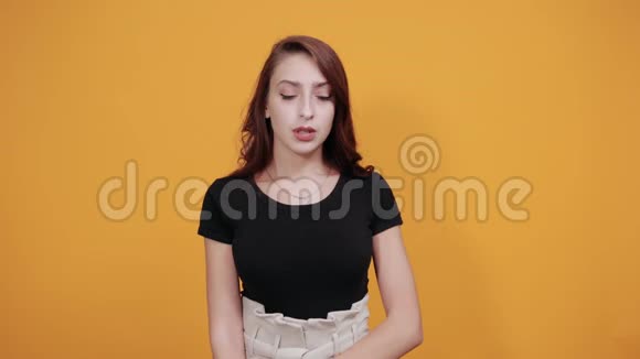 失望的白种女青年紧握着下巴看上去悲伤不高兴视频的预览图