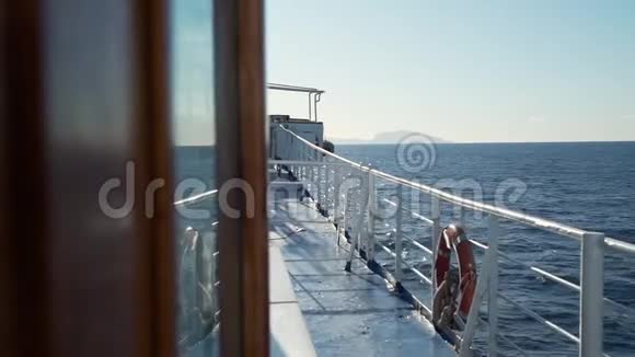 从一艘渡轮的甲板上视频的预览图