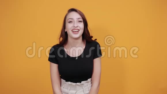 迷人的年轻女子穿着黑色衬衫指着一边露出舌头视频的预览图