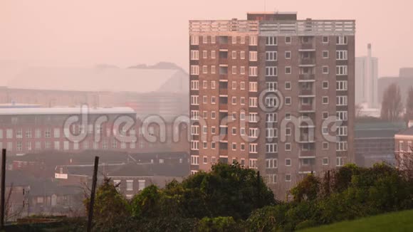 城市日落对着一座建筑视频的预览图