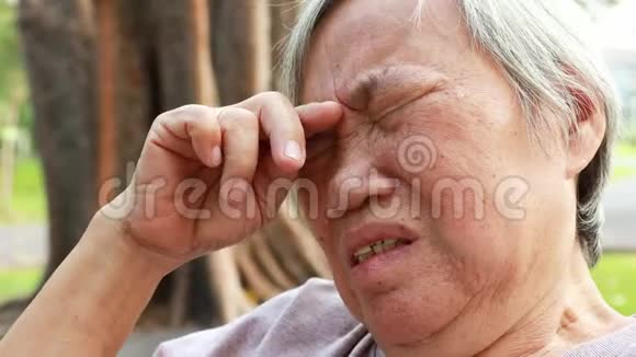 悲伤的亚洲老年妇女哭着独自坐着患有抑郁症焦虑感到绝望失望老年人哭泣视频的预览图