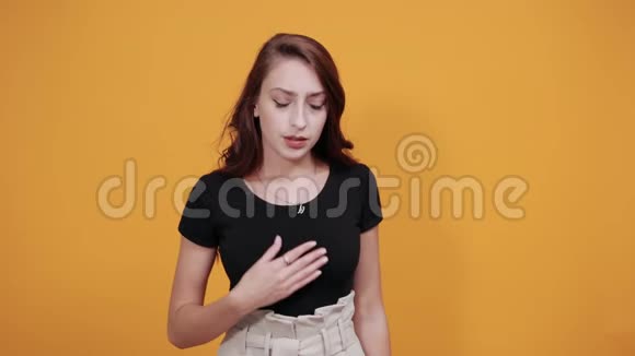 生病的年轻女子穿着黑色衬衫看上去病了咳嗽手捂着胸口视频的预览图